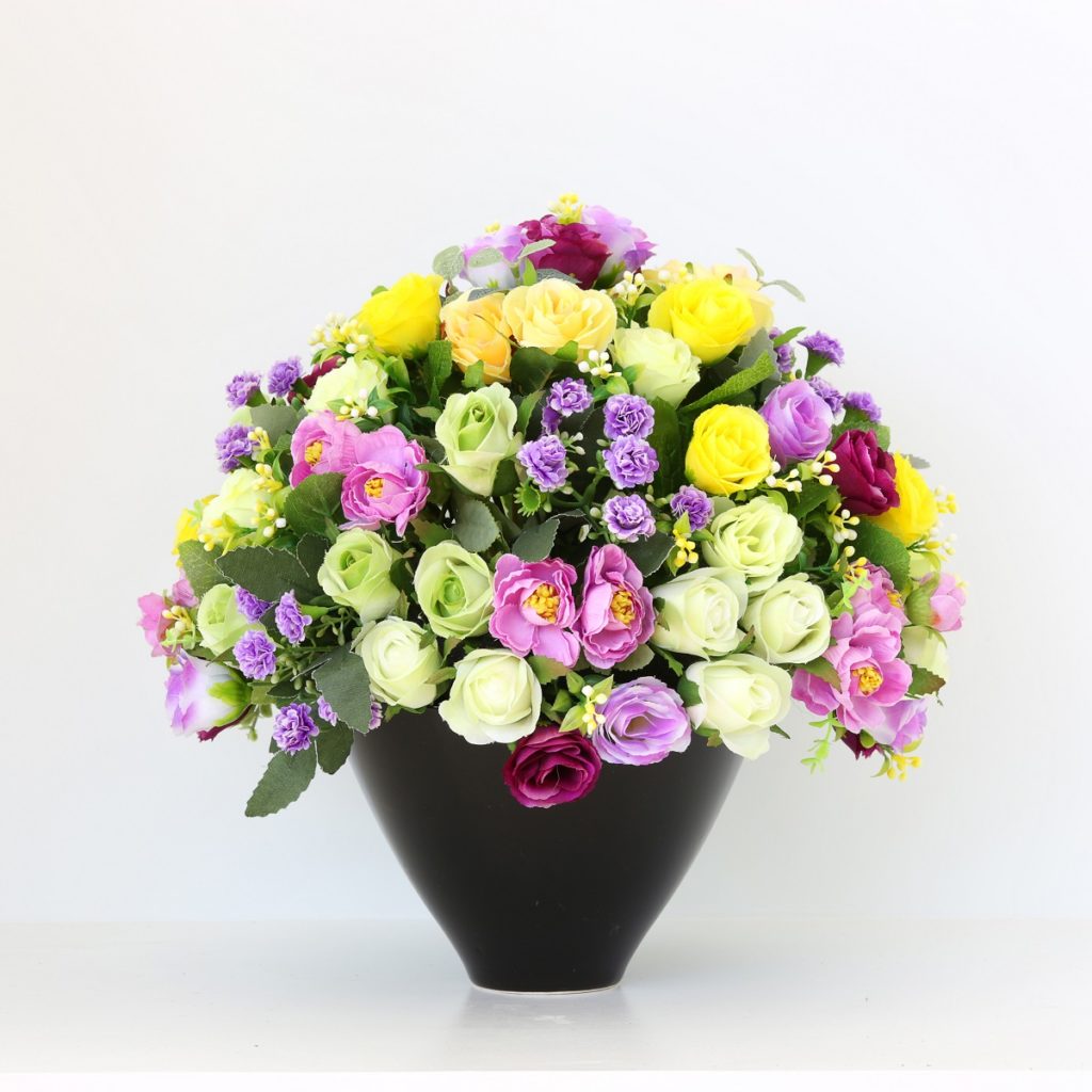 Kwiaty z dostawą – Jak wybrać idealny wazon do kwiatów?